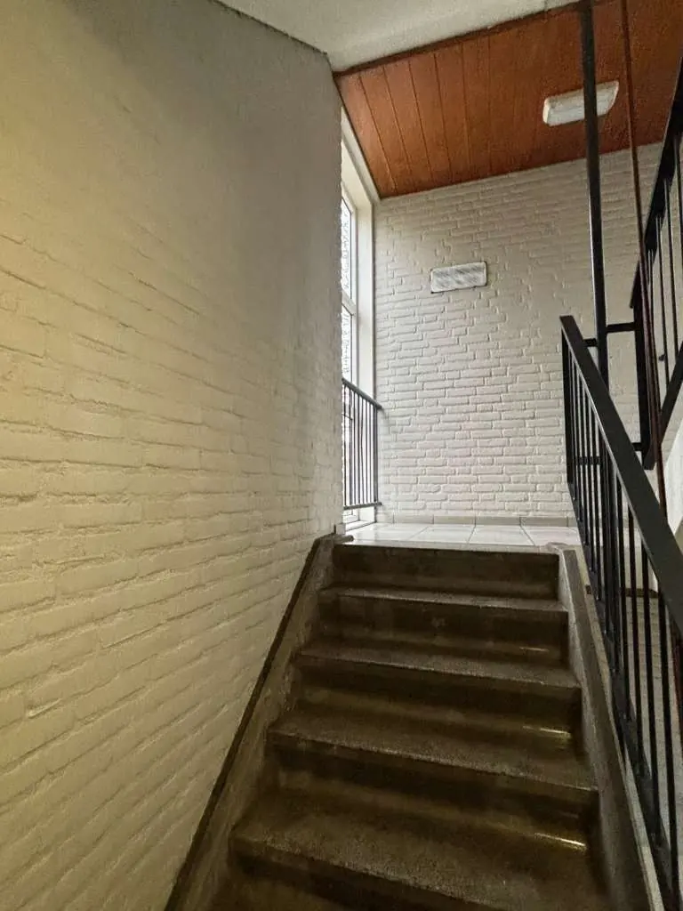 Trappenhal in een appartementencomplex — na de reiniging