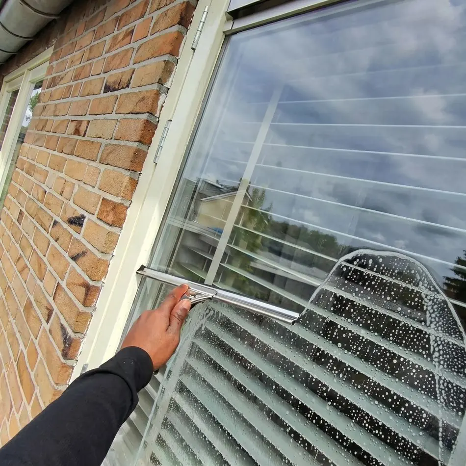 Aquarios wast een raam streeploos schoon