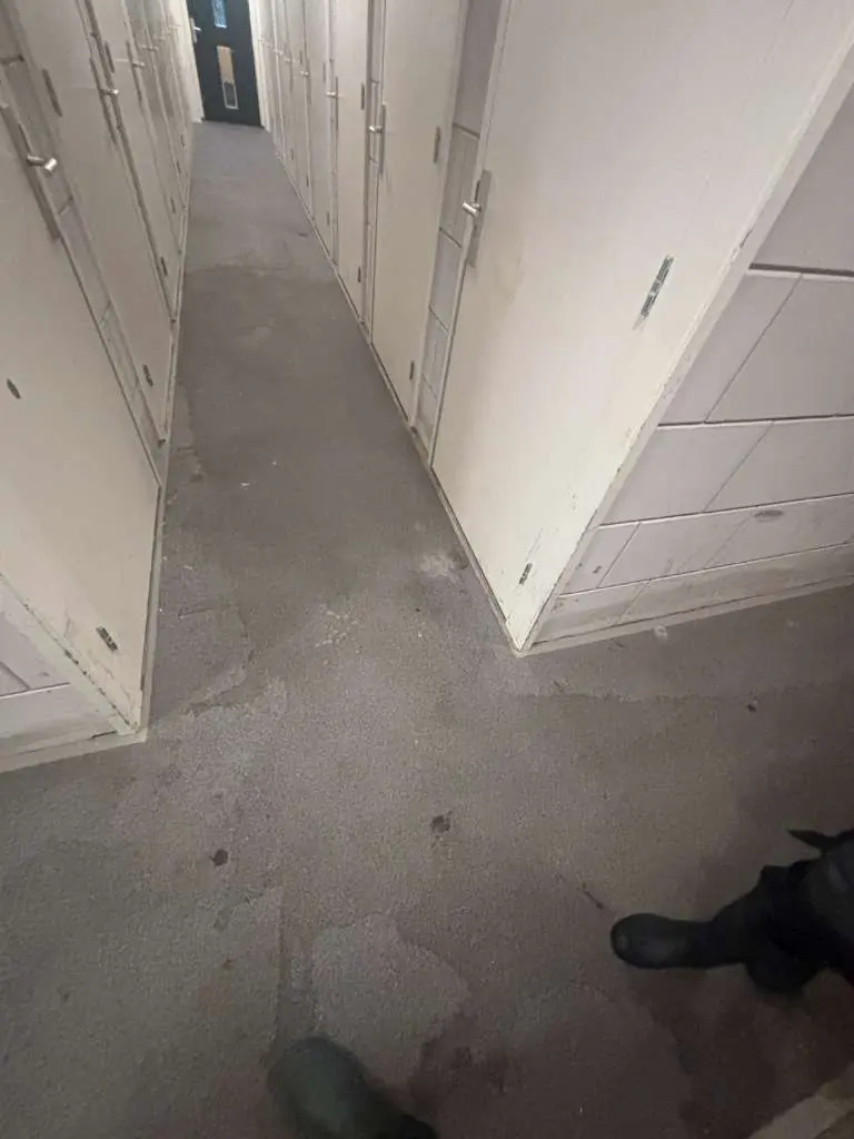 Boxgang van een complex in Zaandam — voor de reiniging