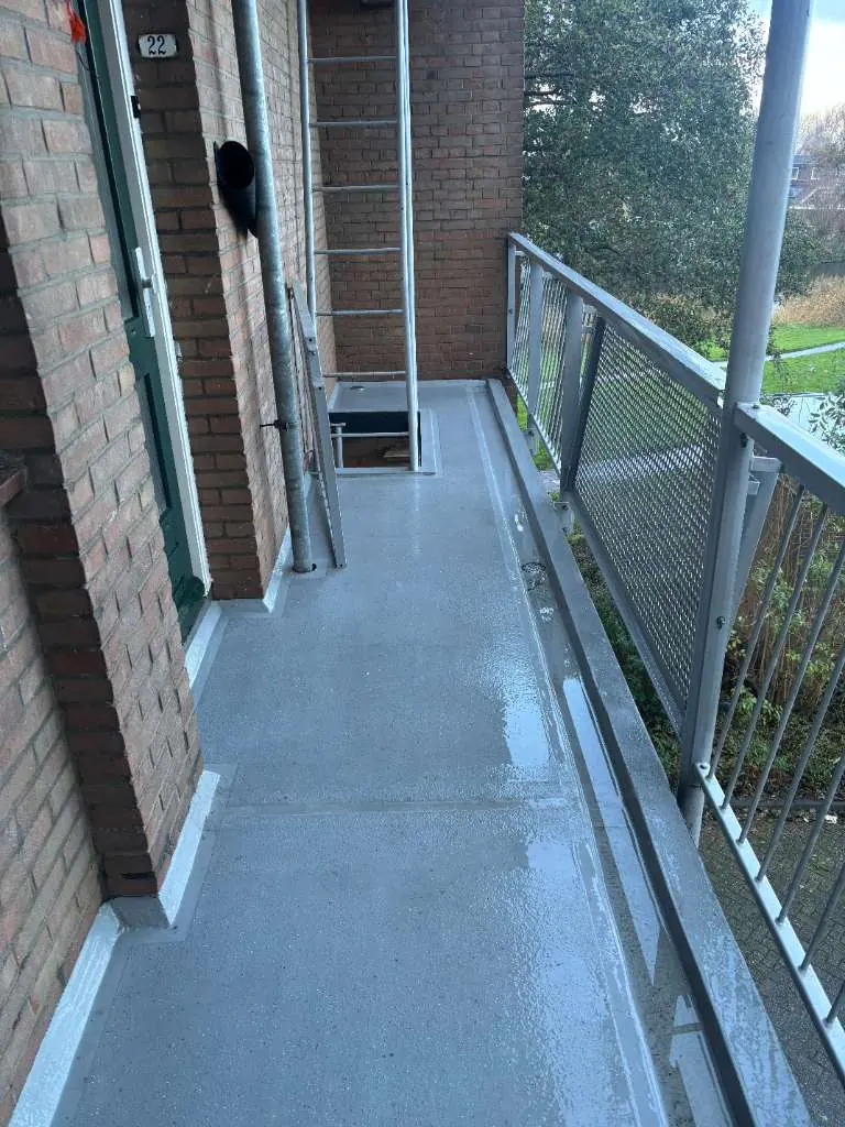 Galerij van een appartementencomplex in Krommenie — na de reiniging
