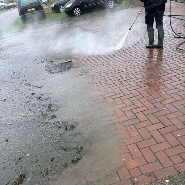 Bestrating gereinigd met hogedruk