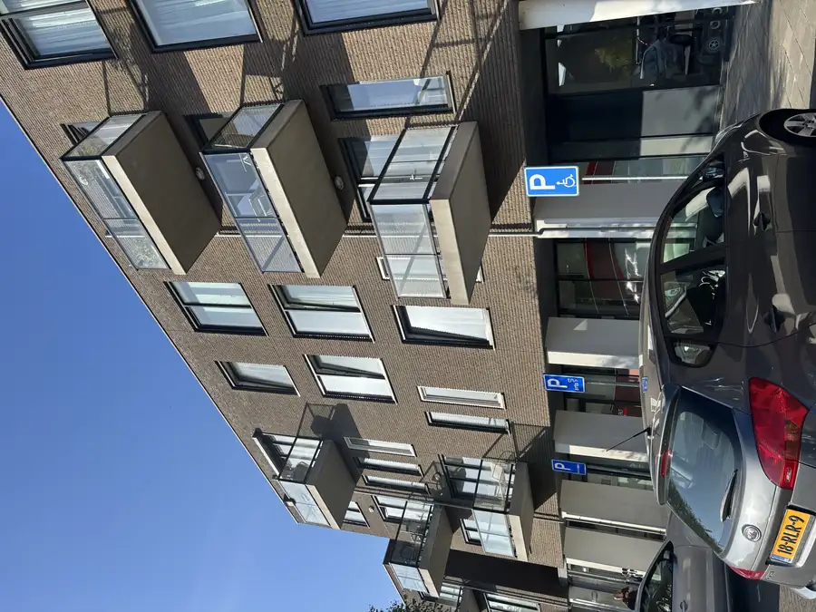 Gereinigde balkonranden van complex De Boogaert in Castricum